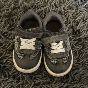Carters boy sneaker size 5